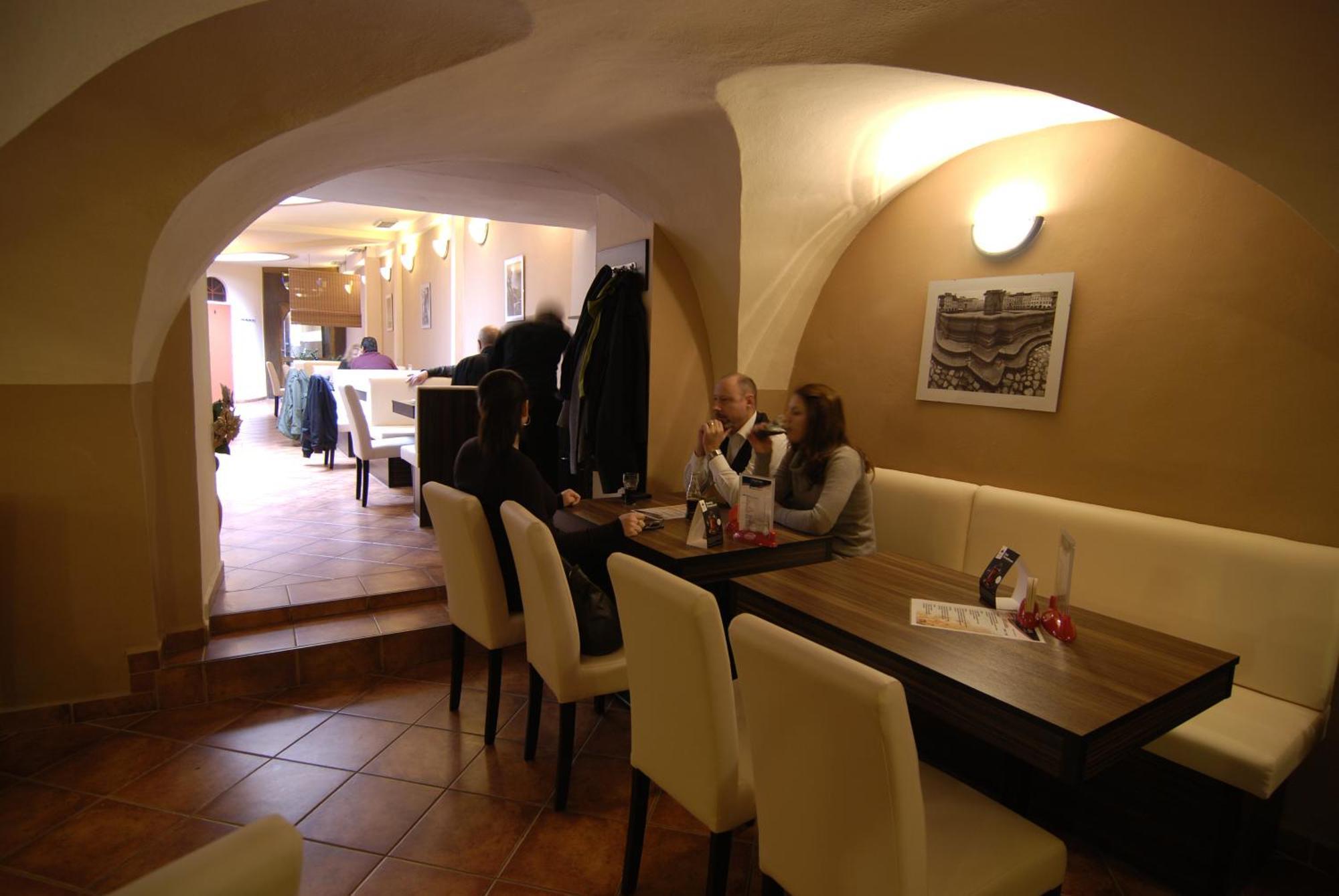 Fontana Pizzeria - Pension Ceske Budejovice Ngoại thất bức ảnh