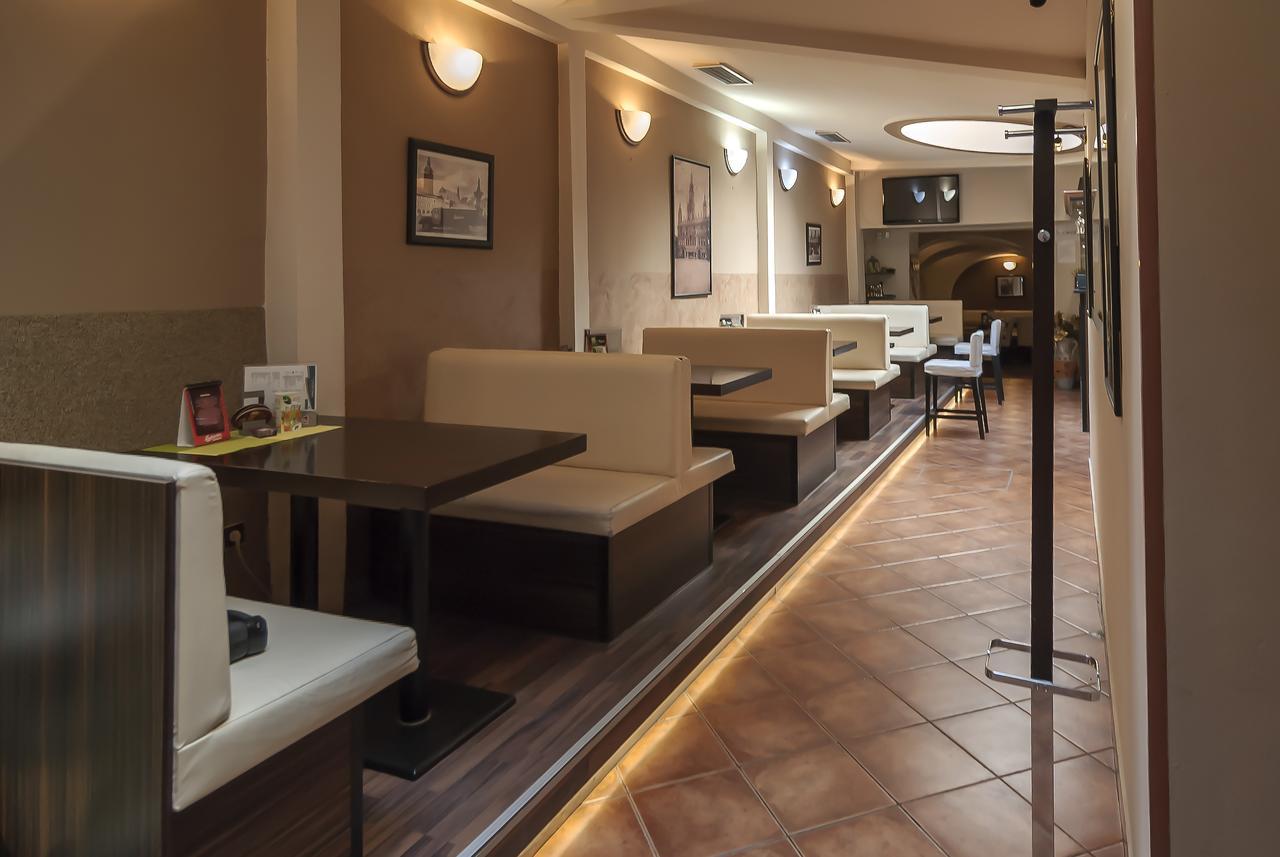 Fontana Pizzeria - Pension Ceske Budejovice Ngoại thất bức ảnh